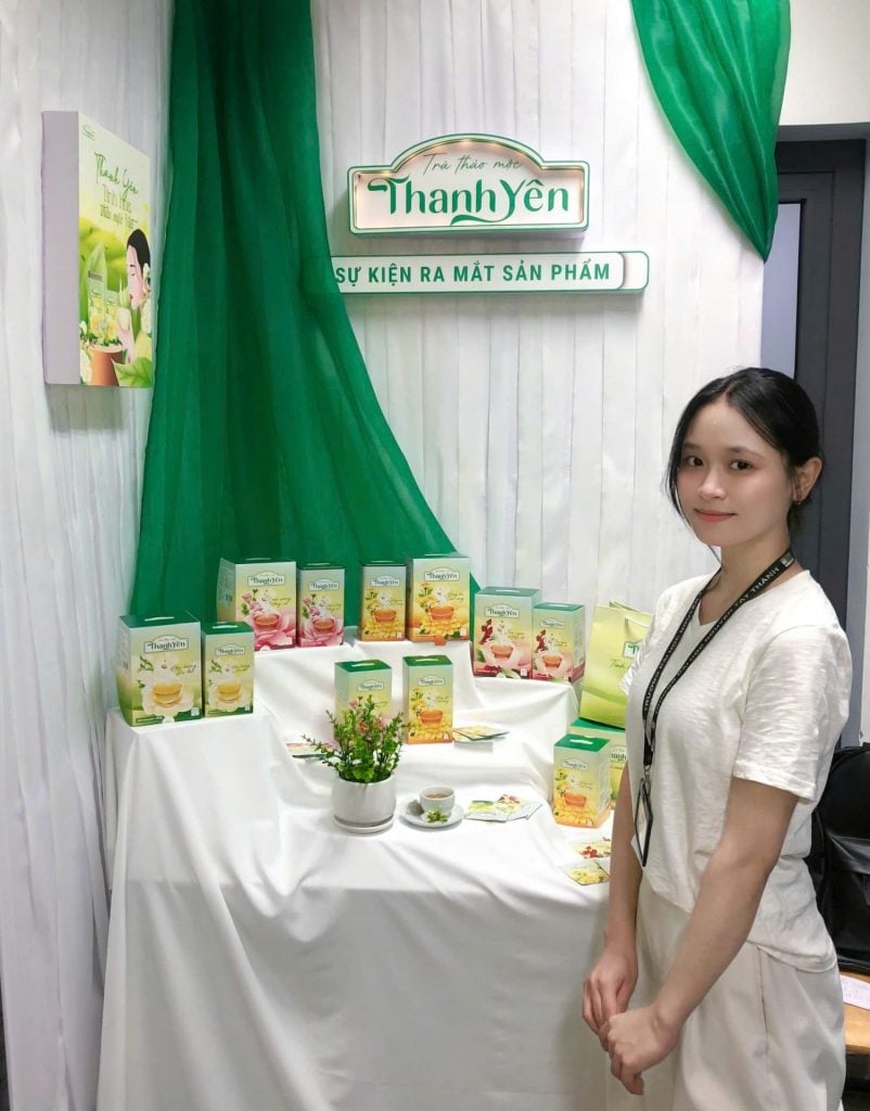 Đồ án thiết kế bao bì sản phẩm của sinh viên ngành Thiết kế Đồ họa NTTU thể hiện sự kết hợp giữa tư duy sáng tạo, bản sắc văn hóa và nghệ thuật xây dựng hình ảnh thương hiệu.