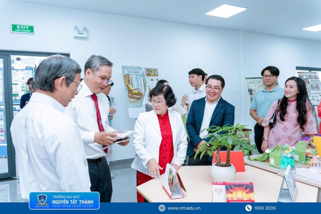 Lãnh đạo Nhà trường, đại diện Khoa cùng giảng viên tham quan, tìm hiểu các đồ án tiêu biểu của sinh viên tại không gian triển lãm