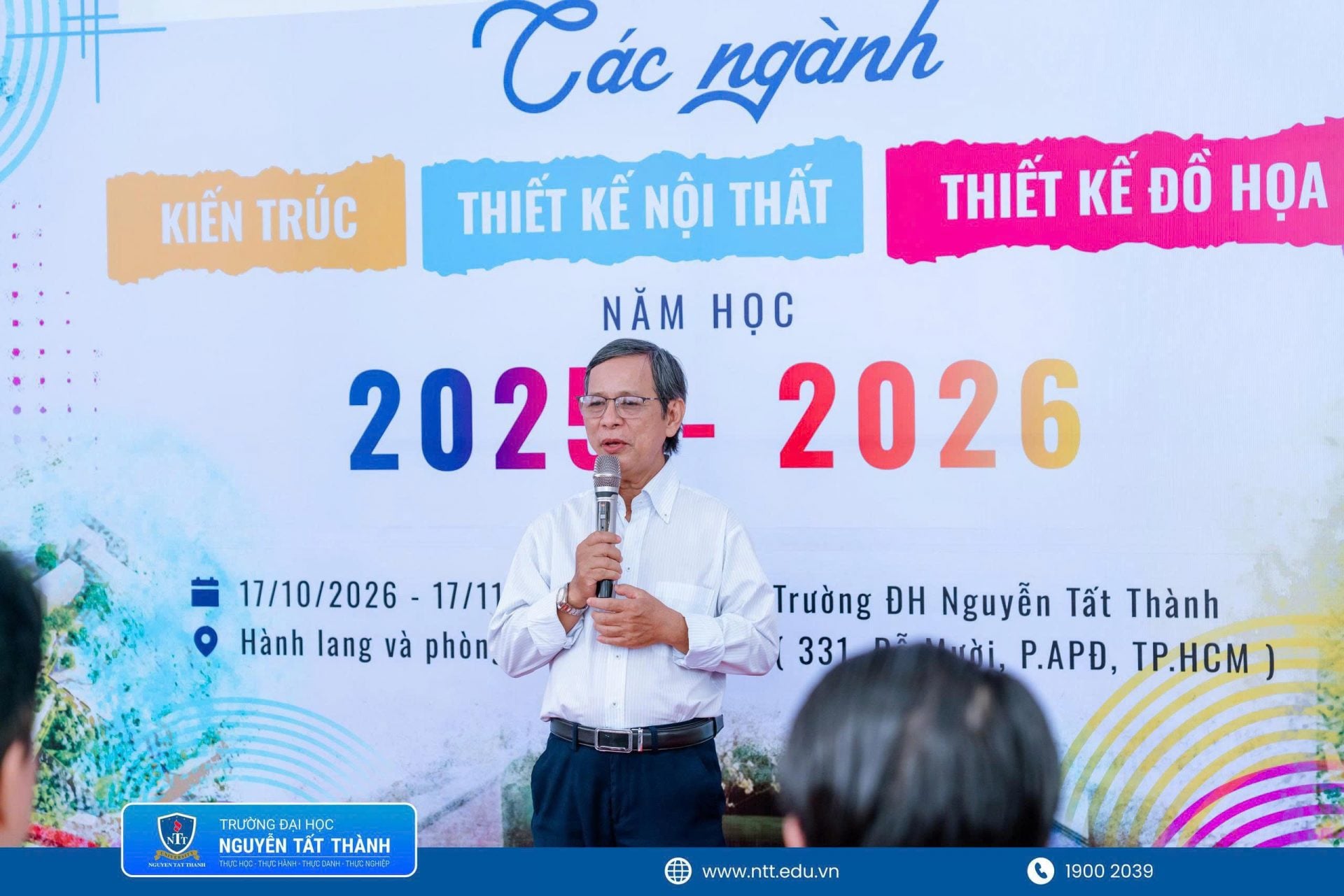 TS. Mã Văn Phúc – Phó Trưởng khoa Kiến trúc – Nội thất – Mỹ thuật ứng dụng chia sẻ về ý nghĩa của triển lãm trong việc ghi nhận thành quả học tập và khuyến khích sinh viên sáng tạo.