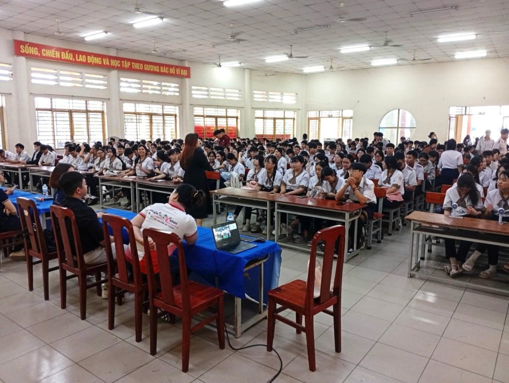 Giảng viên NTTU trao đổi với học sinh