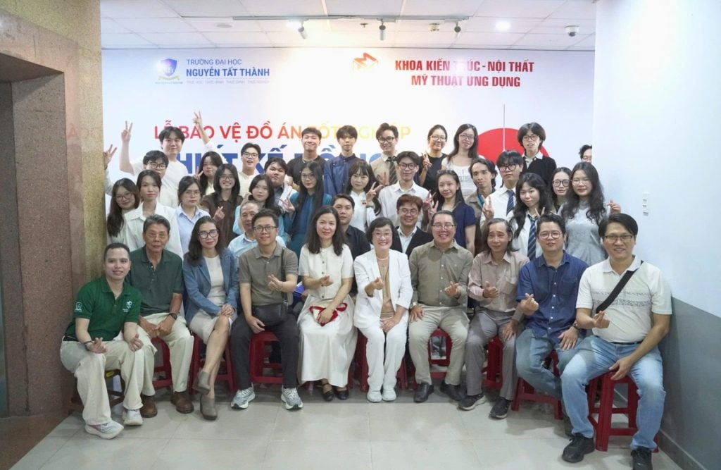 Sinh viên ngành Thiết kế đồ họa Khóa 2022 cùng quý thầy cô Khoa Kiến trúc – Nội thất – Mỹ thuật ứng dụng lưu giữ khoảnh khắc đáng nhớ sau buổi bảo vệ đồ án tốt nghiệp.