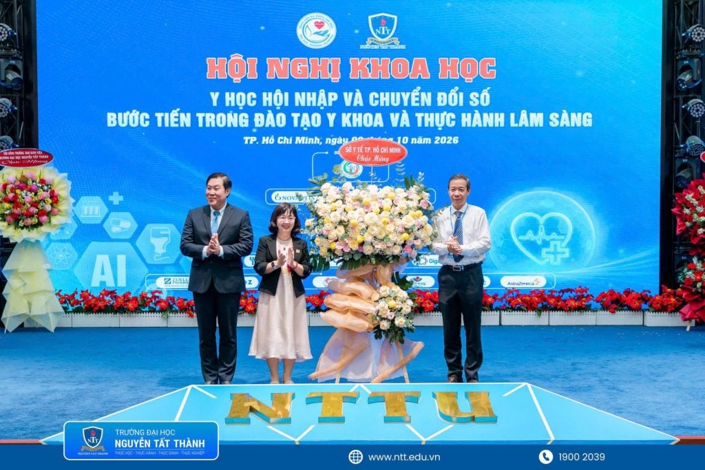 Tặng hoa tri ân