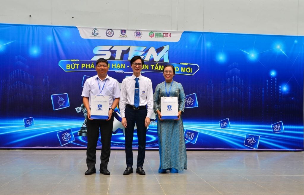 Tặng quà tri ân