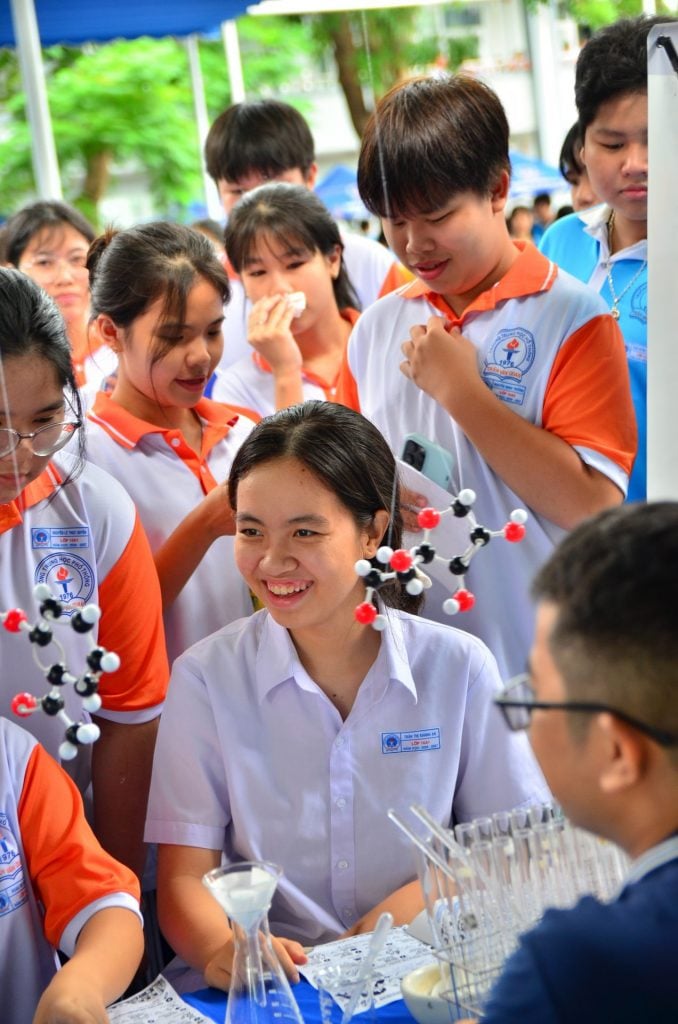 Học sinh THPT Trần Văn Quan hào hứng tương tác, tự tay trải nghiệm các mô hình khoa học – công nghệ dưới sự hướng dẫn nhiệt tình từ các Thầy Cô Trường Đại học Nguyễn Tất Thành