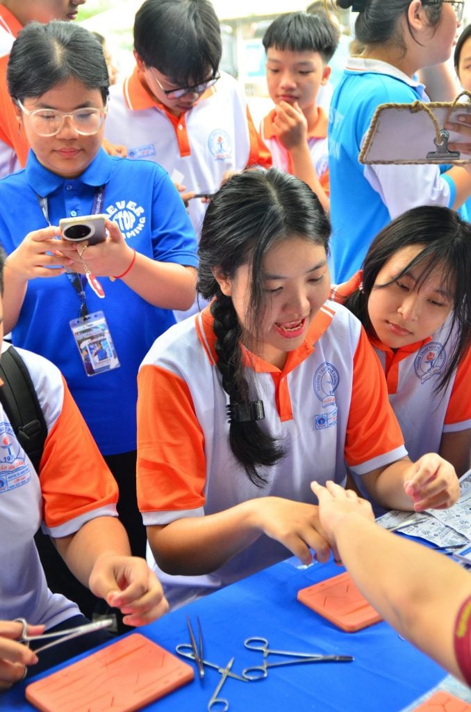 Học sinh THPT Trần Văn Quan hào hứng tương tác, tự tay trải nghiệm các mô hình khoa học – công nghệ dưới sự hướng dẫn nhiệt tình từ các Thầy Cô Trường Đại học Nguyễn Tất Thành