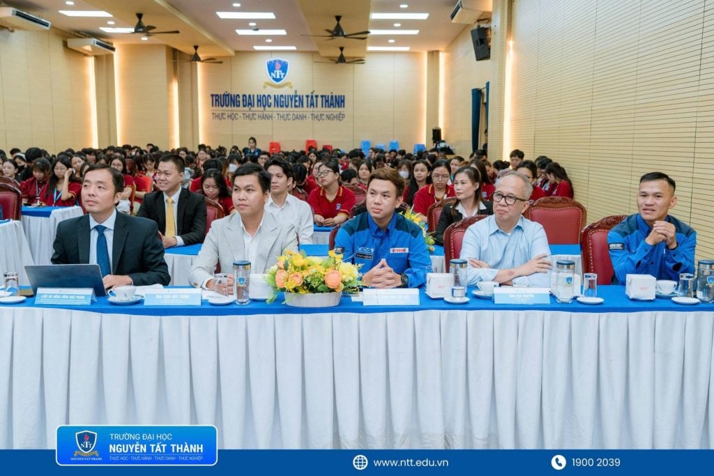 Đại biểu, khách mời và sinh viên tham dự Chương trình Giao lưu Doanh nhân lần thứ 7