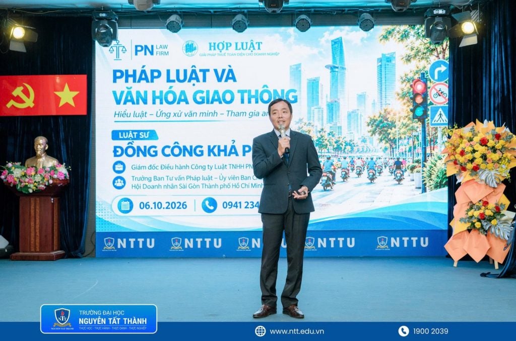 Ông Phạm Đình Thế Kiệt hướng dẫn kiến thức và kỹ năng tham gia giao thông an toàn cho sinh viên
