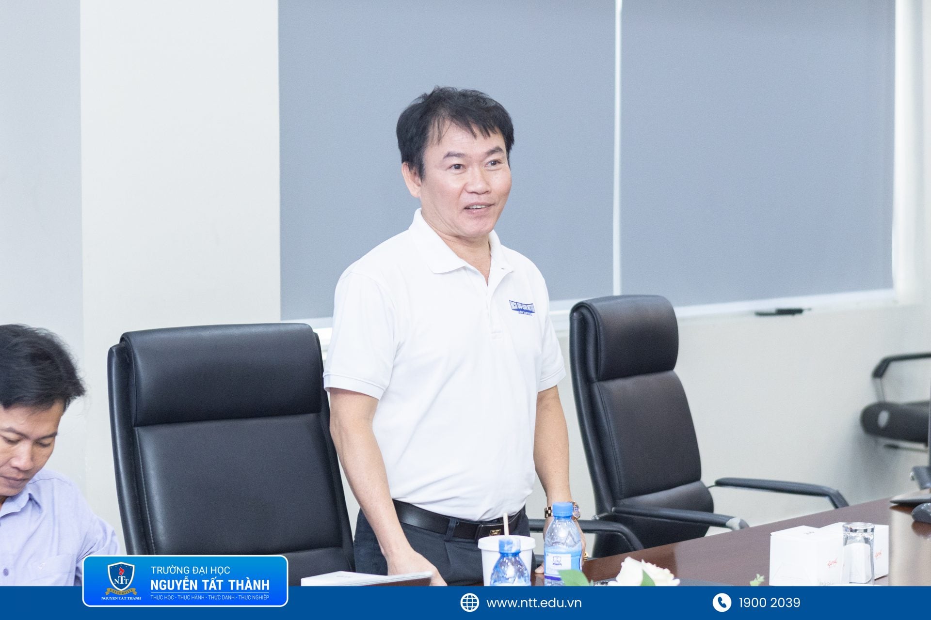Giảng viên, nghiên cứu sinh và học viên cao học trao đổi cùng diễn giả về những vấn đề đặt ra trong công tác quy hoạch và phát triển điểm đến