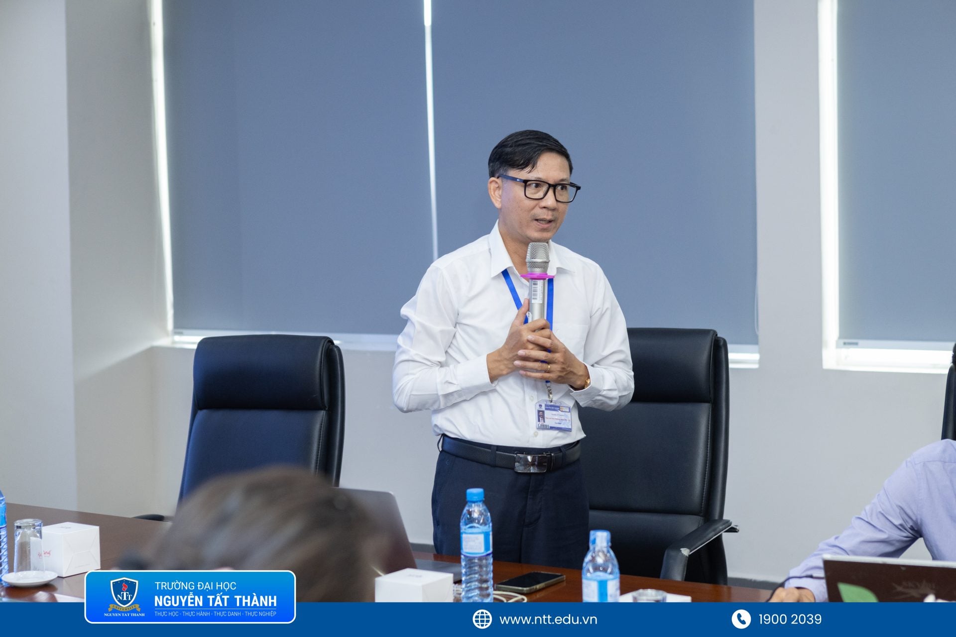 Giảng viên, nghiên cứu sinh và học viên cao học trao đổi cùng diễn giả về những vấn đề đặt ra trong công tác quy hoạch và phát triển điểm đến