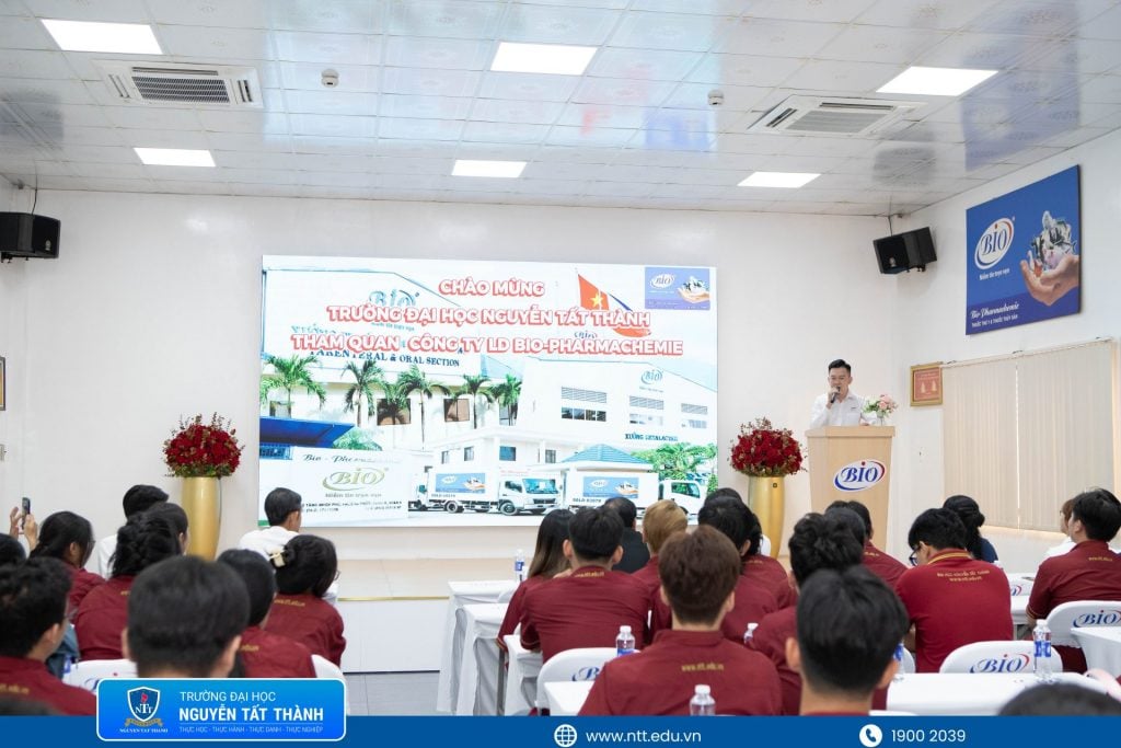 Ông Võ Văn Phương - Giám đốc Kinh doanh giới thiệu về Công ty Liên doanh Bio-Pharmachemie