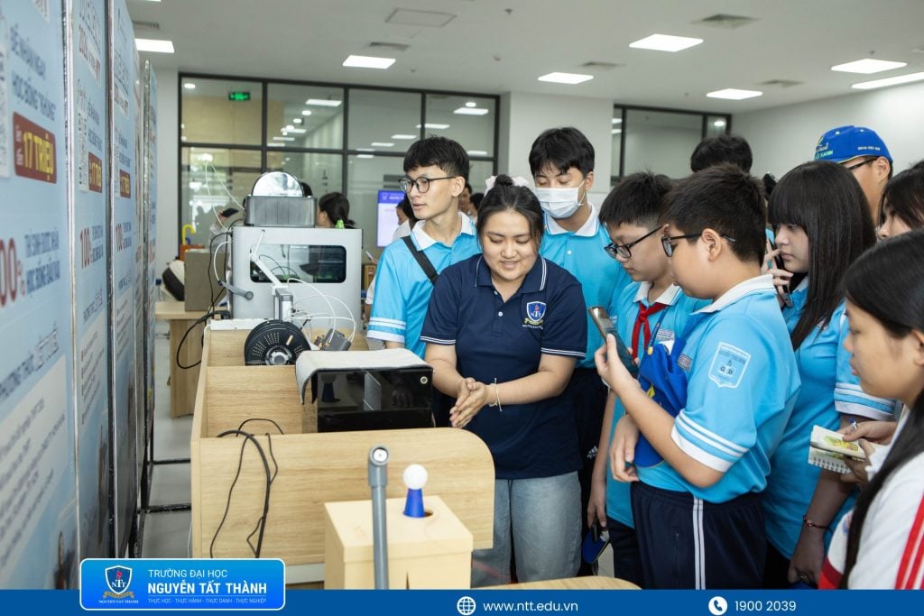 Hoạt động giao lưu và trải nghiệm góp phần khơi dậy tinh thần khám phá, chủ động học hỏi của học sinh.