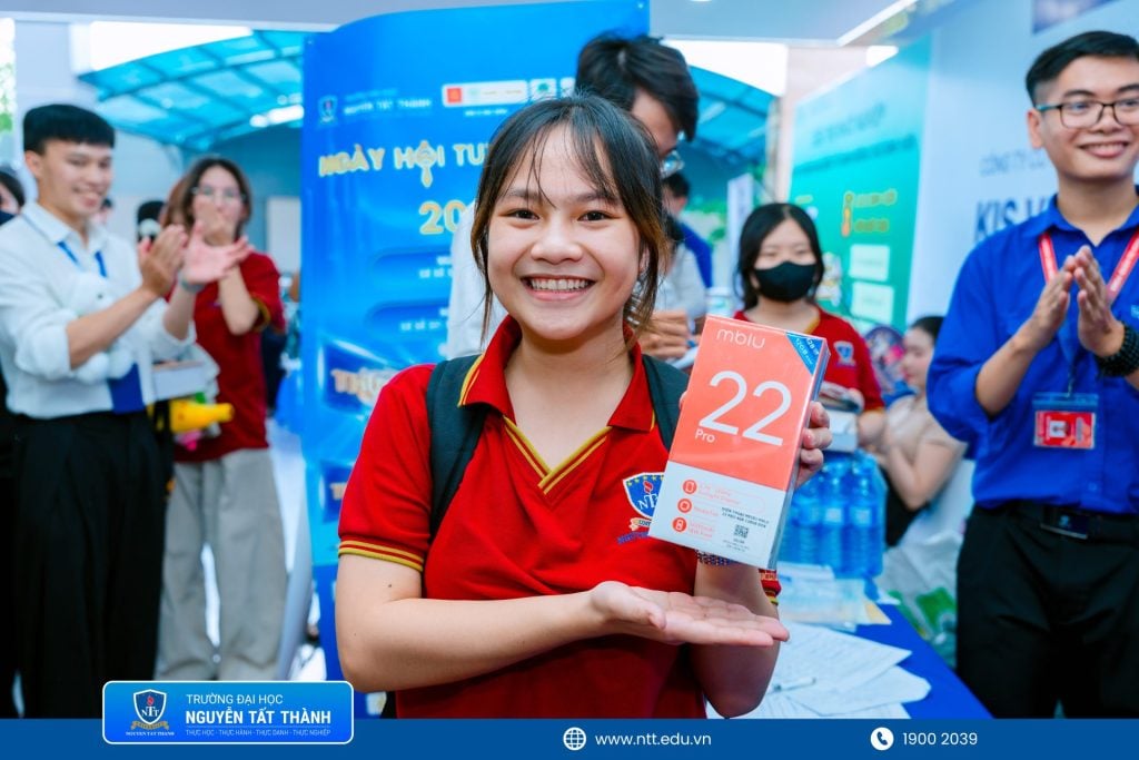 sinh viên nhận quà