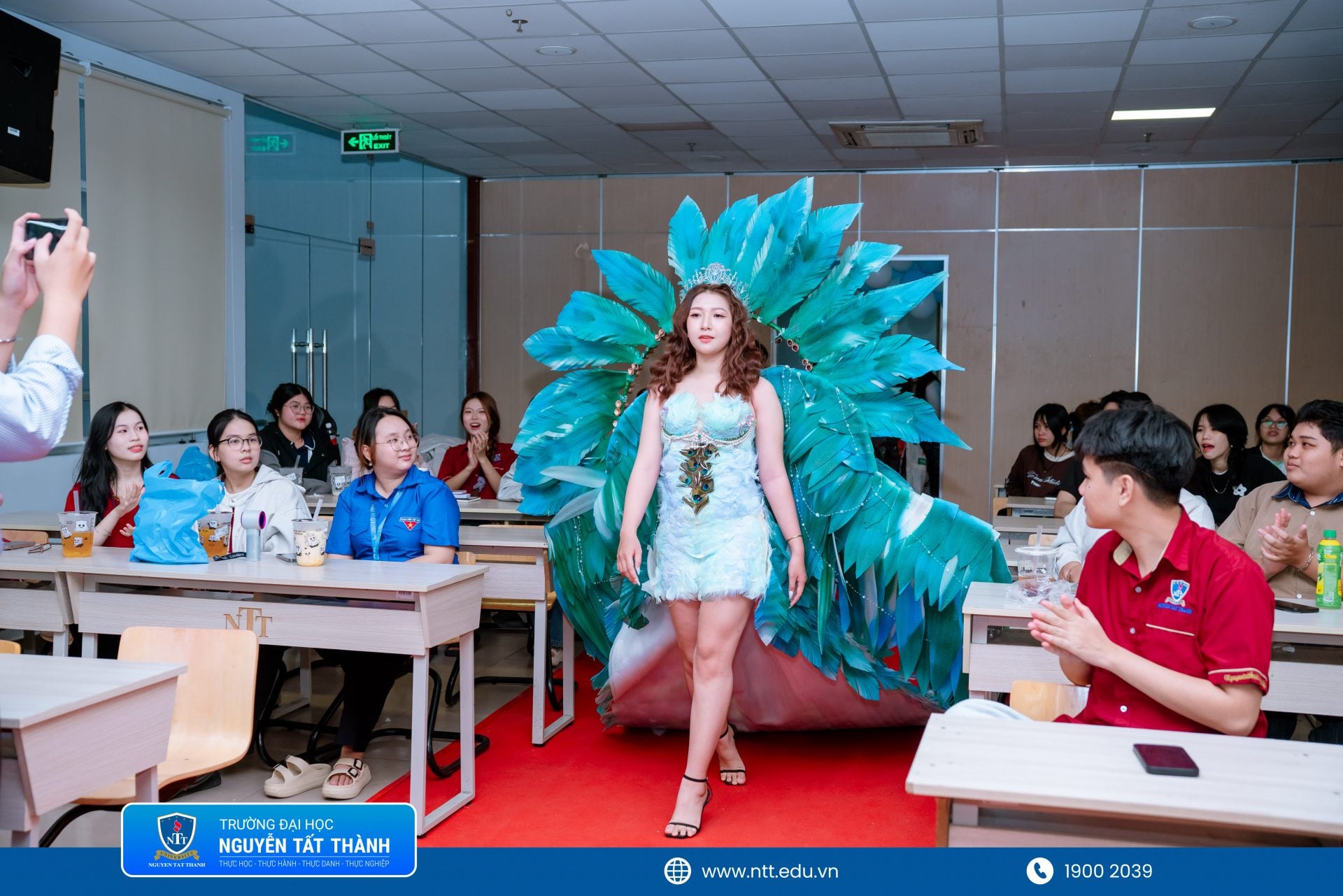 Các thiết kế thời trang tái chế do sinh viên Khoa Kiến trúc – Nội thất – Mỹ thuật ứng dụng NTTU thực hiện thể hiện khả năng sáng tạo, tư duy thẩm mỹ và ý thức hướng đến phát triển bền vững