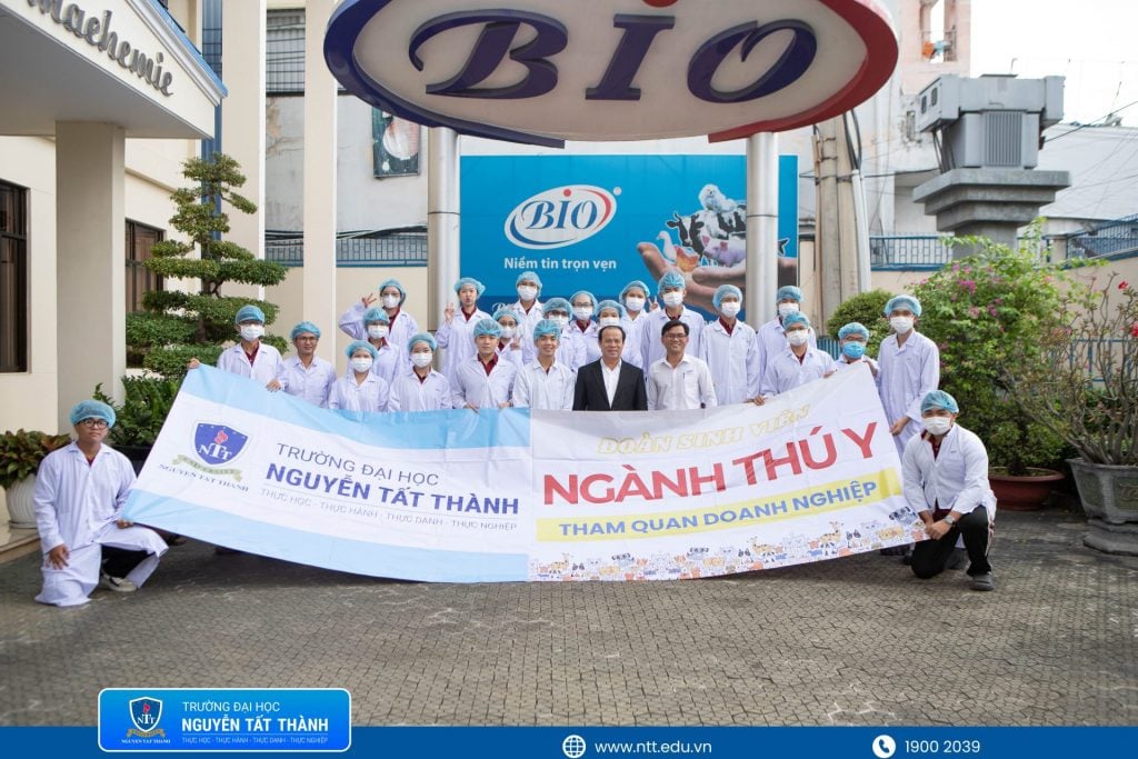 Sinh viên tham quan khu vực sản xuất của Công ty