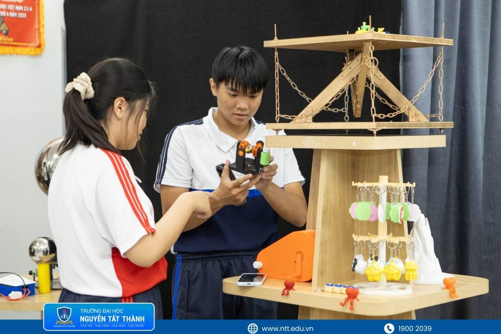 Học sinh Trường THCS – THPT Nguyễn Thái Bình khám phá các mô hình STEM, tìm hiểu cách vận dụng kiến thức khoa học vào thực tiễn.