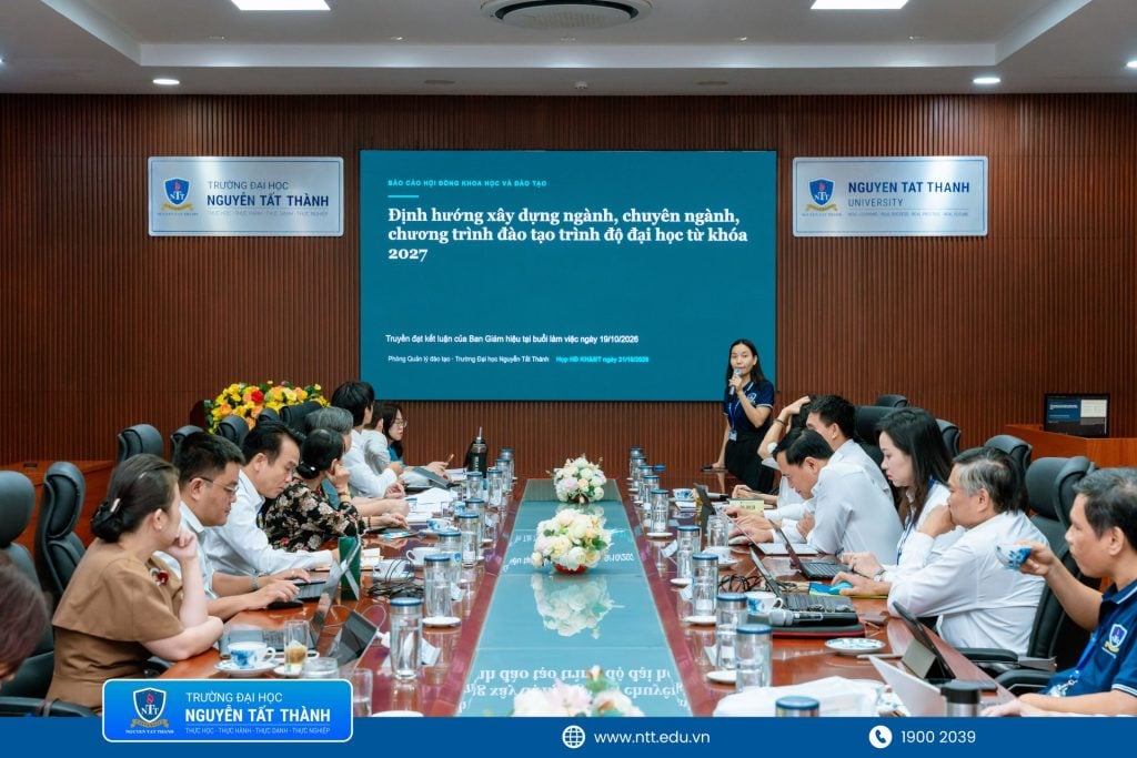 ThS. Trần Hồng Quỳnh trình bày 
