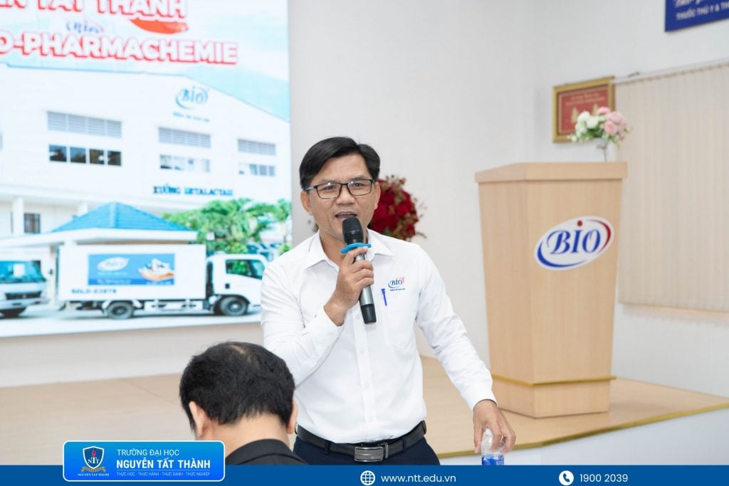 Sinh viên giao lưu, đặt câu hỏi cho đại diện doanh nghiệp