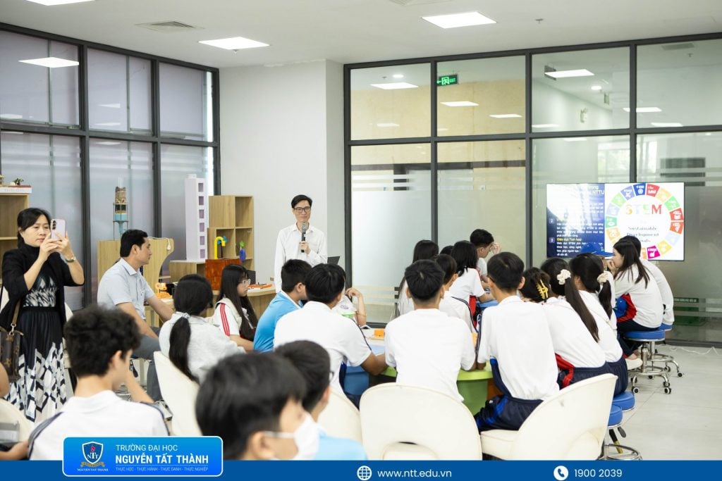PGS.TS. Đinh Văn Phúc chia sẻ về Trường Đại học Nguyễn Tất Thành, các lĩnh vực đào tạo và định hướng nghề nghiệp gắn với khoa học – công nghệ.