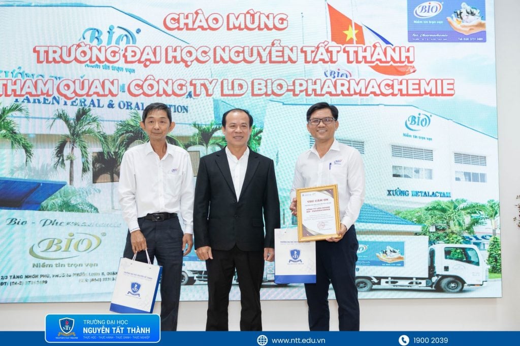 Đại diện Nhà trường trao Thư cảm ơn và quà lưu niệm đến Công ty Liên doanh Bio-Pharmachemie