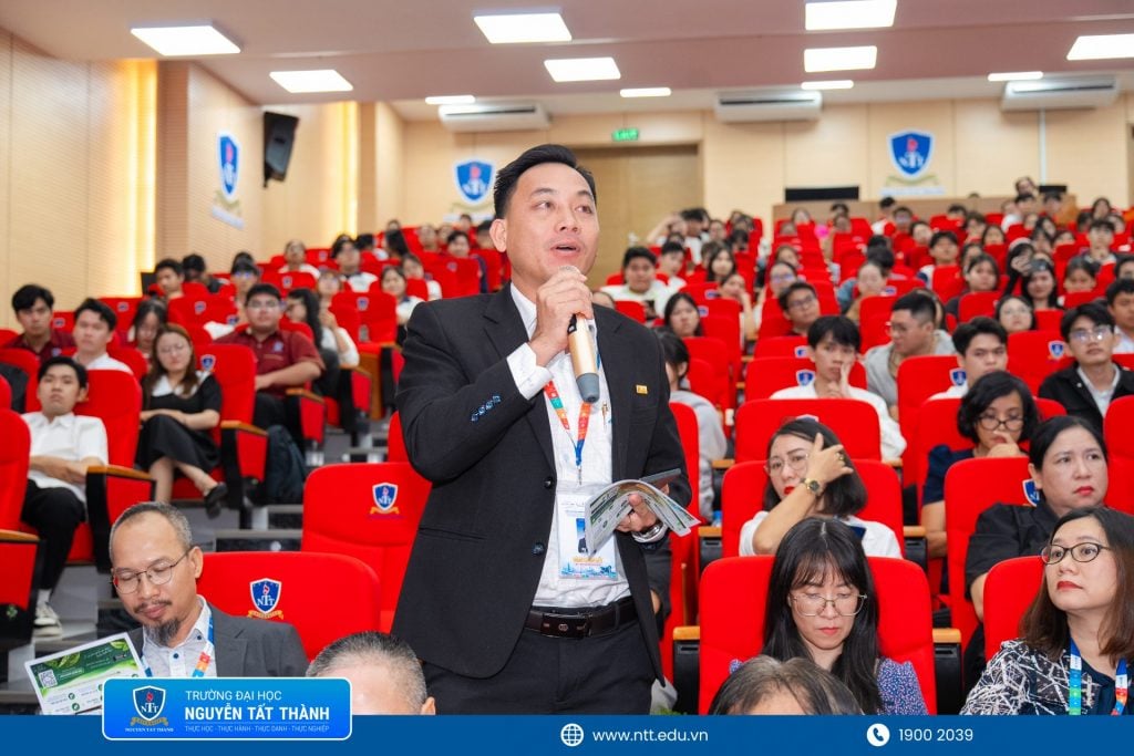 Ban giám khảo hỏi các đội thi
