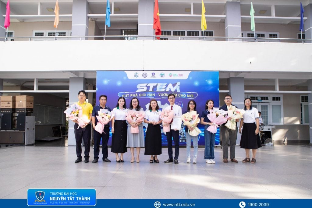 Đại diện của 2 Nhà Trường