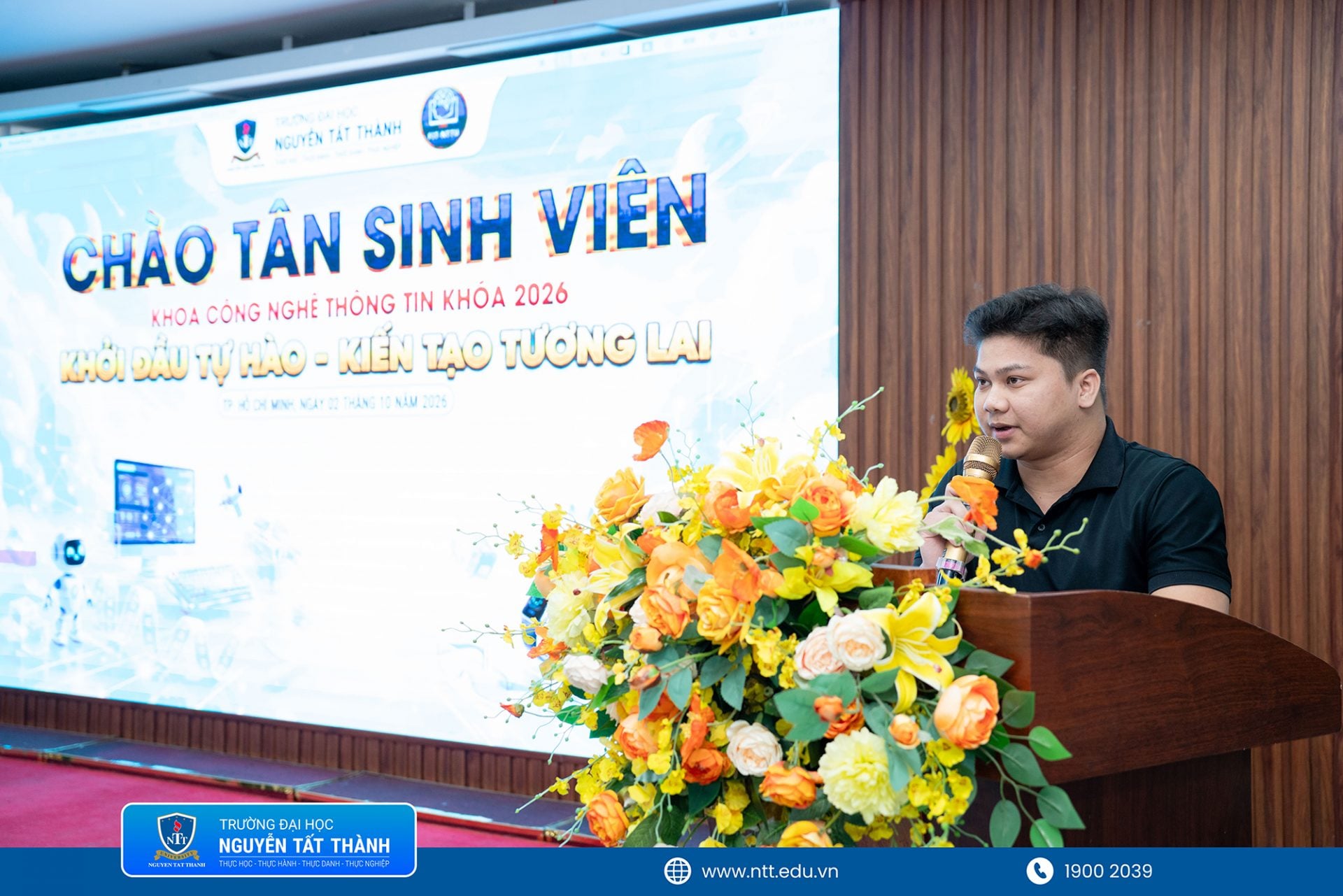 Tân khoa Huỳnh Văn Chủ và ThS. Nguyễn Huỳnh Thông – giảng viên Khoa CNTT chia sẻ kinh nghiệm học tập, nghiên cứu và phát triển nghề nghiệp, tiếp thêm động lực cho tân sinh viên K2026.