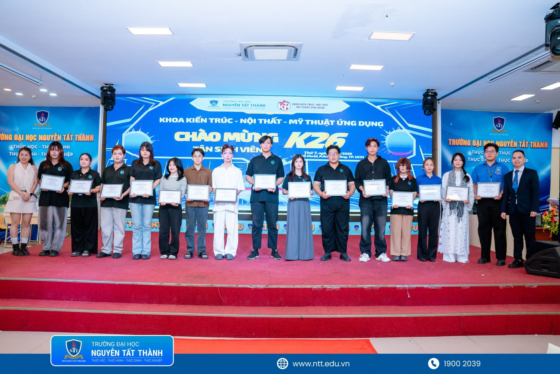 Đại diện doanh nghiệp đồng hành cùng Khoa Kiến trúc – Nội thất – Mỹ thuật ứng dụng NTTU trong hoạt động trao học bổng, tiếp thêm động lực để sinh viên phấn đấu trong học tập và rèn luyện