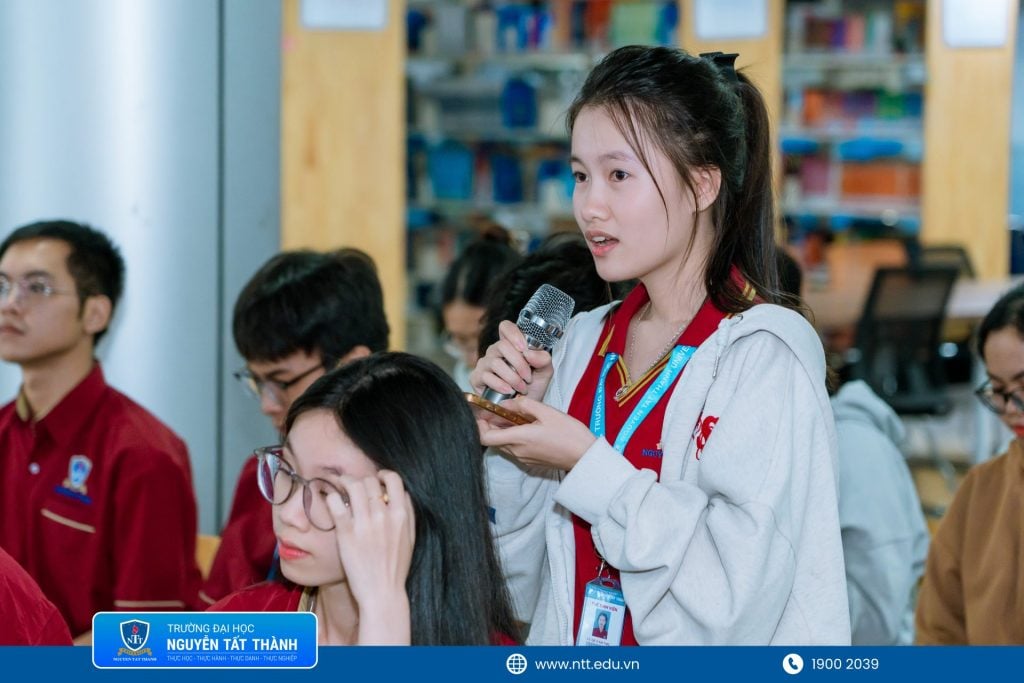 sinh viên hỏi đáp