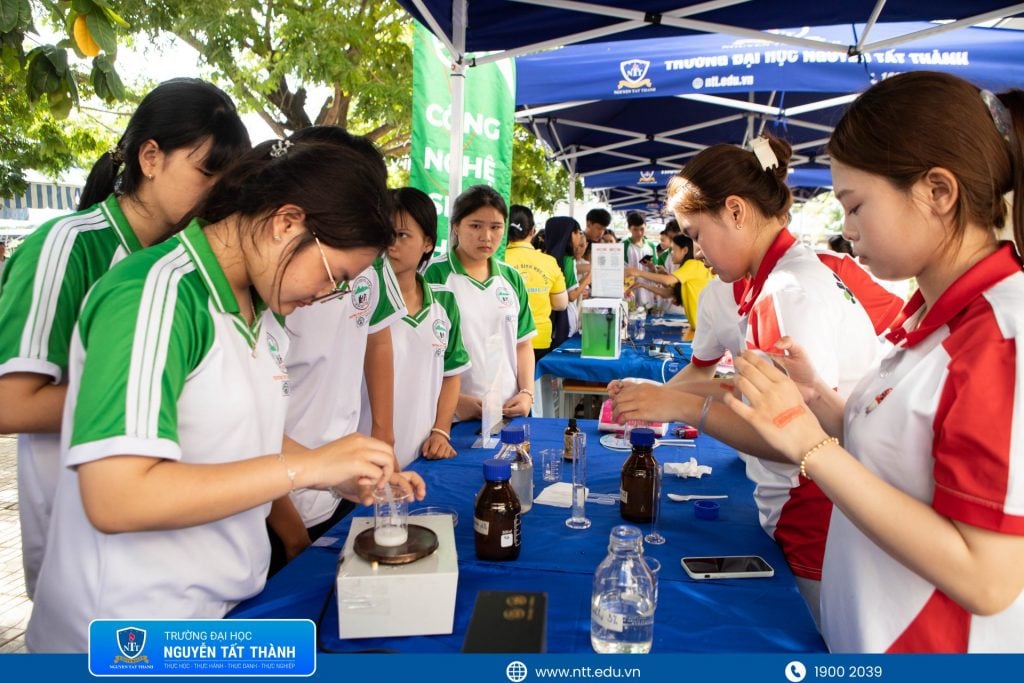 hoạt động trải nghiệm