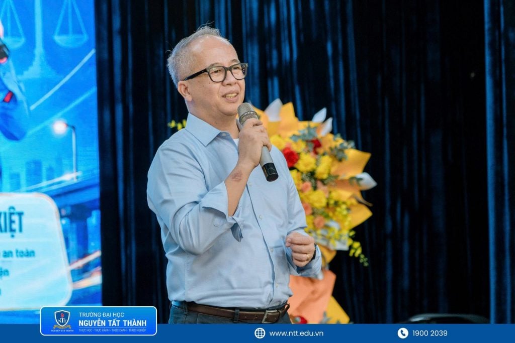 Ông Đạo Nguyễn – Head of HSE Vietnam, Toll Group chia sẻ cùng sinh viên tại chương trình