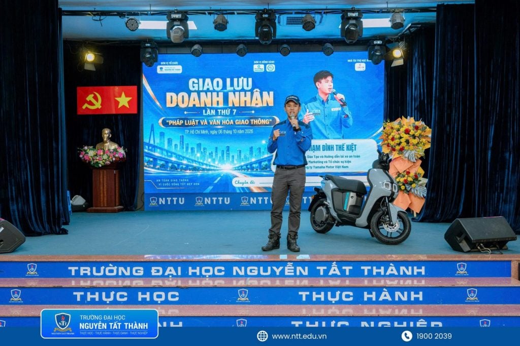 Ông Phạm Đình Thế Kiệt hướng dẫn kiến thức và kỹ năng tham gia giao thông an toàn cho sinh viên