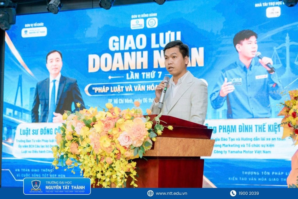 Ông Đạo Nguyễn – Head of HSE Vietnam, Toll Group chia sẻ cùng sinh viên tại chương trình