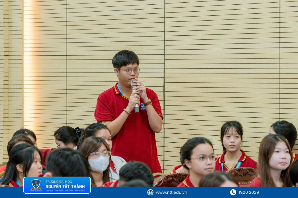 Sinh viên NTTU đặt câu hỏi và trao đổi trực tiếp với diễn giả về các tình huống pháp luật trong thực tế 2